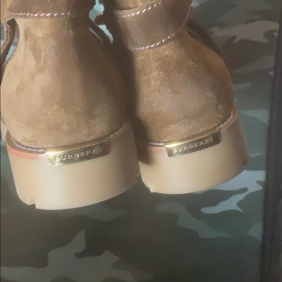 I’m sales of all new boots and sandals real at it - Picture 2 of 8